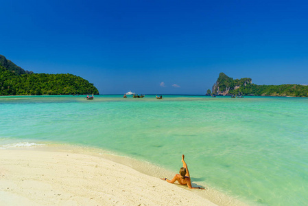 个美丽的大海和天堂岛,泰国性感年轻漂亮的俄罗斯女孩穿着黑色比基尼