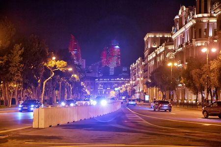 明亮的巴库夜。时刻。巴库全景图。巴库的夜间航线。火焰塔。海达尔阿利耶夫阿利耶夫大街上的夜街交通。阿塞拜疆巴库