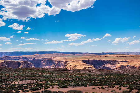 沙漠岩石谷在亚利桑那和峡谷马蹄弯tablemountain 罗赖马与云