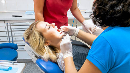 女性牙科镜检查患者牙齿特写影像的研究