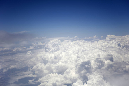 从飞机上看白云