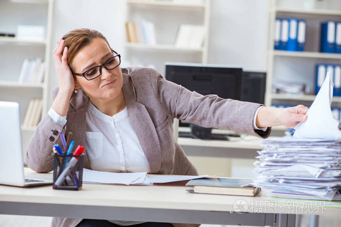 女商人非常忙, 正在进行的文书工作照片-正版商用图片048aya-摄图新