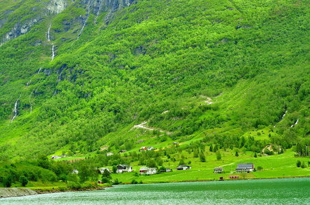 挪威的风景与它的山和绿色领域