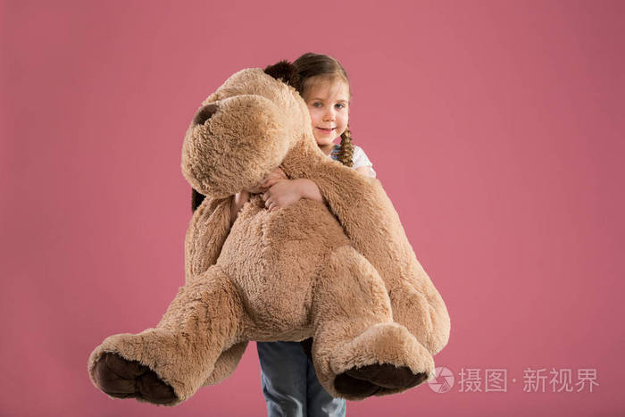 抱着大泰迪熊的快乐少女