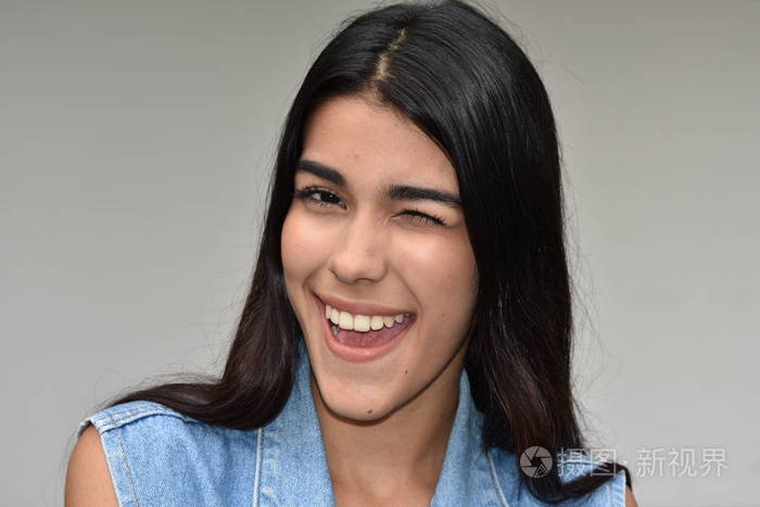 年轻的哥伦比亚青少年女性眨眼照片-正版商用图片048dev-摄图新视界