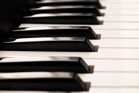 经典大钢琴键盘, 关闭的光泽黑白键从侧面, 音乐背景
