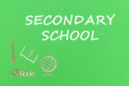 教科书中学, 学校提供绿色背景的木制微缩模型