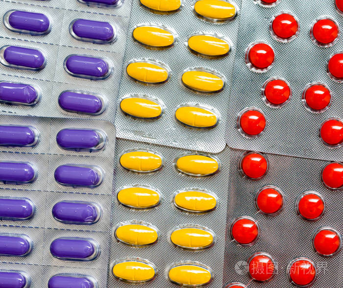 一堆五颜六色的药片在水泡包装.全球医疗保健理念.