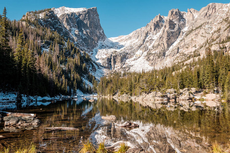 梦想湖和倒影与山在雪附近在秋天。美国科罗拉多州洛基山脉国家公园