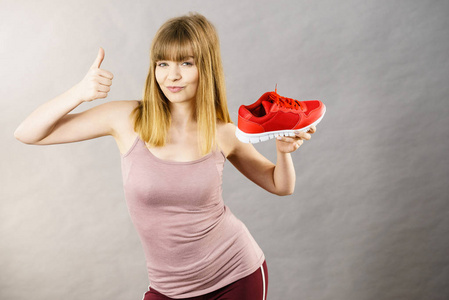 幸福的女人展示运动服运动鞋鞋图片