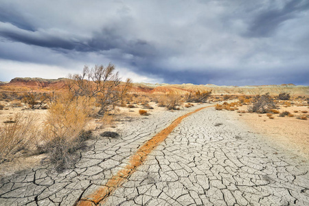在塔吉克斯坦的干旱河谷图片