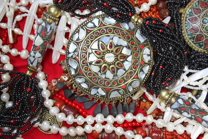 背景-东方珠宝与宏伟的珊瑚项链和珍珠