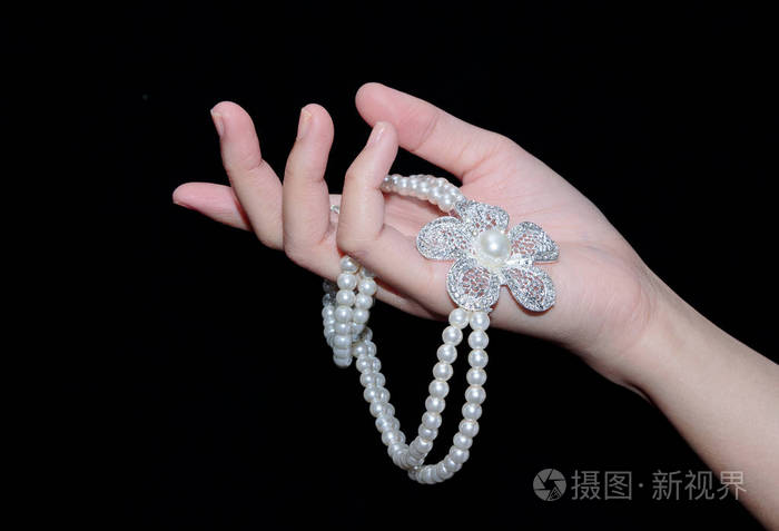 珍珠项链在妇女手上