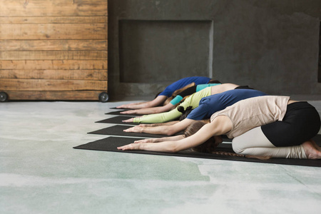 瘦身男女瑜伽班的年轻男女, 放松冥想姿势照片