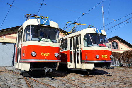 红色电车 Tatra T3 在布拉格, 捷克共和国, 世界上最广泛的电车类型