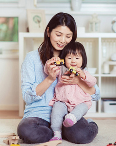 漂亮的日本女人玩她可爱的笑小女孩 o