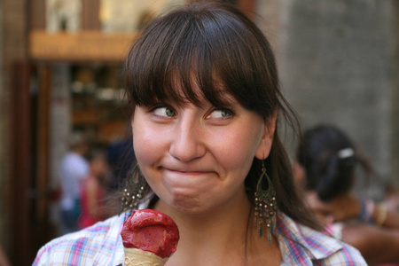 街头美食。黑头发的女孩吃冰淇淋