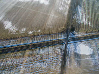 一架无人驾驶飞机在一条铁路上的风景。在 backgro