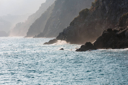 冲浪在晚上 Vernazza 郊区, 五渔村, 意大利