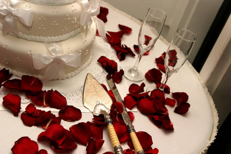 白色婚礼蛋糕与红玫瑰兜售