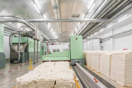 纺织厂梳棉机照片