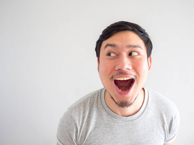 嘴巴吹气球男人用嘴巴呼吸和吹气感到快乐照片