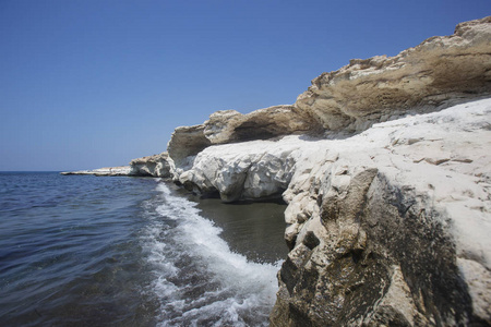 地中海沿岸。白色岩石总督的海滩附近