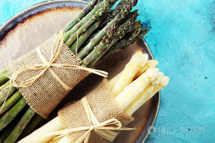 一束鲜白芦笋和绿芦笋