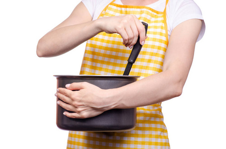 手拿围裙的妇女厨房钢包和平底锅