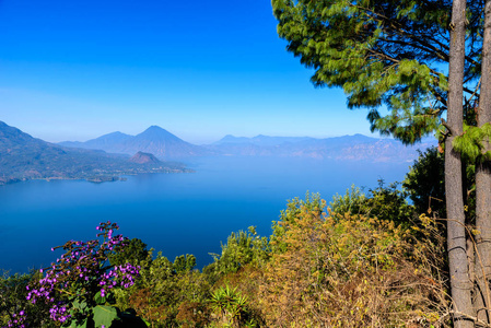 危地马拉高地阿特蒂兰湖湖和全景图