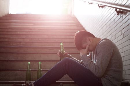 抑郁的人感到不安与酗酒问题和坐在地下路