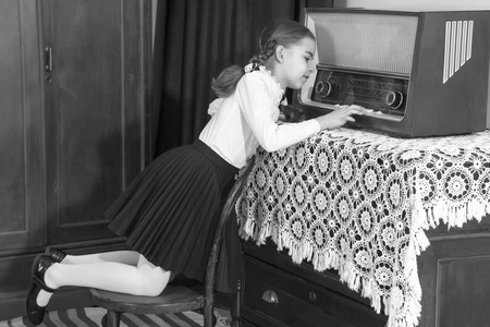 小女孩听旧收音机图片