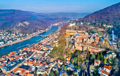 海得尔堡的空中全景与城堡和 Neckar 河。德国