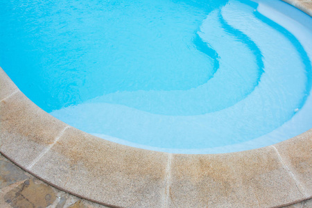 蓝色游泳池背景。夏天和水概念