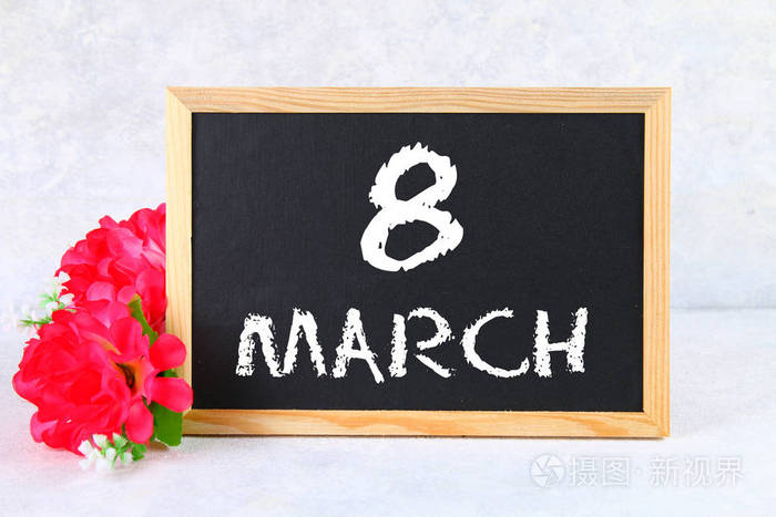 3月8日, 国际妇女节。带粉红色花朵的黑板