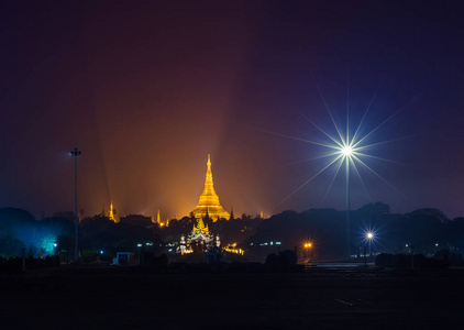 Shwedagon大金塔最神圣的佛教夜景