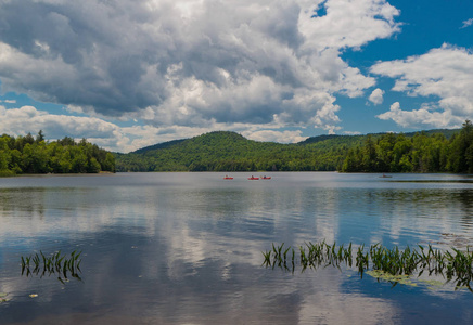 纽约 Adirondacs 山的帕特南池塘