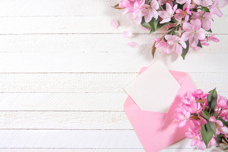 带粉红色信封的卡片和苹果树上的粉红色花朵