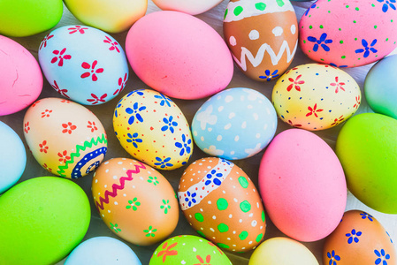 复活节快乐特写五颜六色的复活节彩蛋背景。快乐的家庭准备复活节