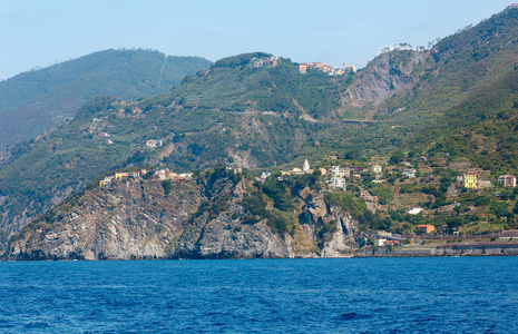 夏天 Corniglia 看法从游览船, 五渔村, 意大利