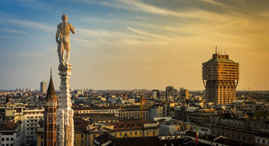 米兰的地平线, 意大利在日落时分。从屋顶看