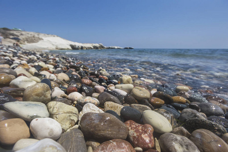 地中海。州长海滩附近的岩石