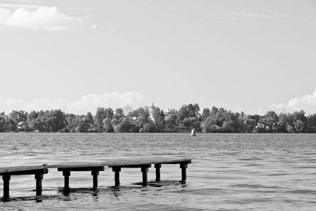 夏日湖上的木码头缺乏和白色