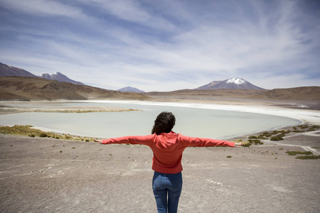 玻利维亚安第斯高原 Hedionda 的年轻女子