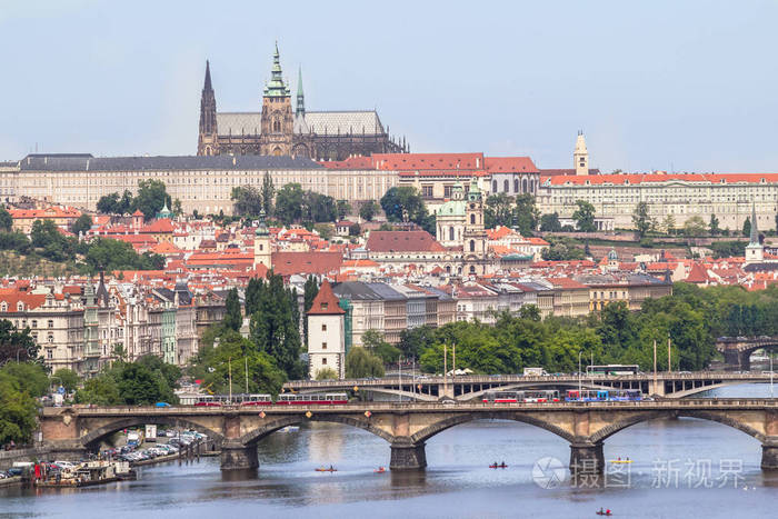 捷克共和国布拉格老城和查理大桥鸟瞰图