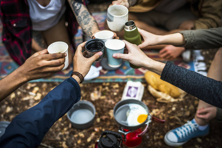 朋友们一起在森林里露营, 喝茶