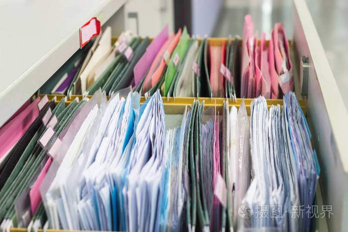 档案文件的悬挂文件文件夹在一个抽屉里一整堆的文件在工作办公室