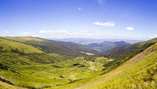 夏季阳光明媚的日子里, 绿色的山脉和山峰