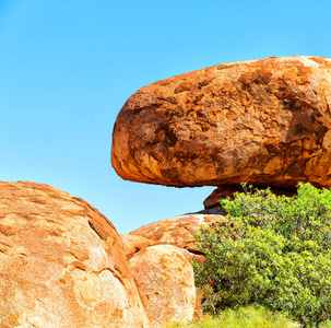 在澳大利亚北部领土上魔鬼大理石的岩石