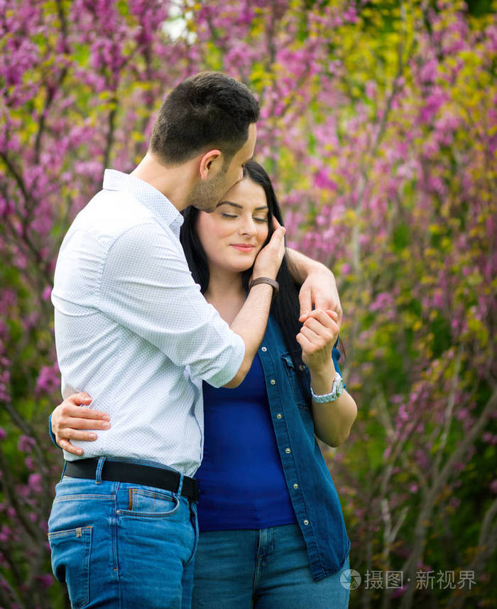 浪漫情侣在一起玩得很开心